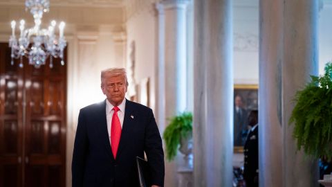 El presidente estadounidense, Donald Trump, llega a la ceremonia de firma de una orden ejecutiva en la Sala Este de la Casa Blanca en Washington, D.C., EE. UU., el 8 de abril de 2025.