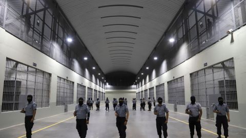 Candidata presidencial propone construir cárcel en Chile al estilo de Nayib Bukele