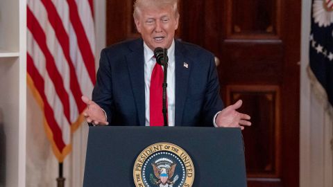 El presidente de Estados Unidos, Donald Trump, pronuncia un discurso durante un evento 'Invertir en América' en la Casa Blanca, en Washington, DC, EE. UU., el 30 de abril de 2025.