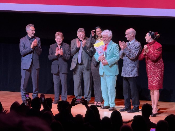 Pedro Almodóvar recibió una estatuilla y un ramo de flores antes de su discurso.