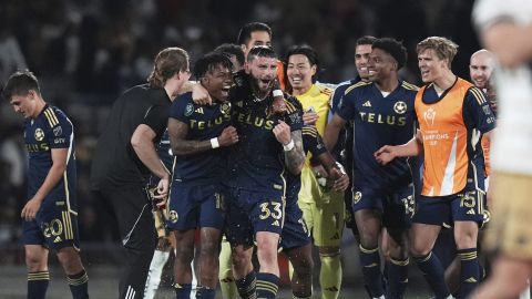Jugadores de los Vancouver Whitecaps celebran su pase a semifinales de la Concachampions.