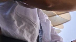 Un grupo de personas con una bufanda del Real Madrid este viernes, en la plaza de La Encarnación de Sevilla la víspera del encuentro de la final de la Copa del Rey que enfrenta al Real Madrid y al FC Barcelona.