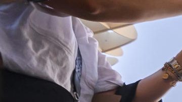 Un grupo de personas con una bufanda del Real Madrid este viernes, en la plaza de La Encarnación de Sevilla la víspera del encuentro de la final de la Copa del Rey que enfrenta al Real Madrid y al FC Barcelona.