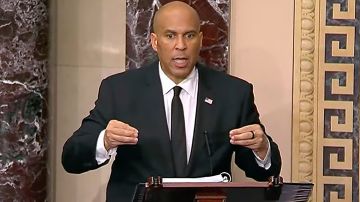 En esta imagen proporcionada por Senate Television, el senador Cory Booker, DN.J., habla en el pleno del Senado, el martes 1 de abril de 2025 por la mañana.