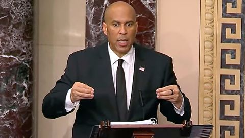 En esta imagen proporcionada por Senate Television, el senador Cory Booker, DN.J., habla en el pleno del Senado, el martes 1 de abril de 2025 por la mañana.