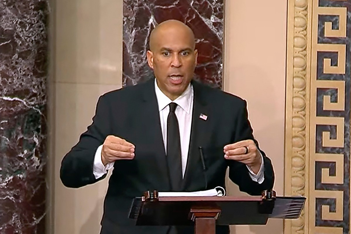 Cory Booker, de NY, rompe récord en el Senado con discurso de 24 horas contra Trump