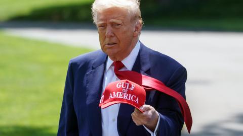 El presidente estadounidense, Donald Trump, camina con una gorra de béisbol con la inscripción "Gulf of America" por el Jardín Sur de la Casa Blanca antes de partir hacia Michigan, en Washington, D.C., EE. UU., el 29 de abril de 2025.