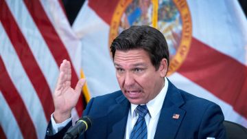 Fotografía de archivo del 28 de enero del 2025 del gobernador de Florida, Ron DeSantis, durante una mesa redonda sobre inmigración en el Centro de Entrenamiento de la Oficina del Sheriff del Condado de Palm Beach (Estados Unidos).