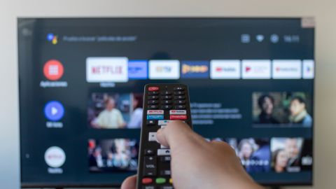 La cantidad de energía que un Smart TV en modo reposo consume al día es mínima, así que no te apures en desconectarlo.