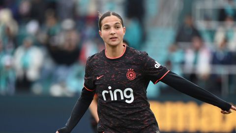 Deyna Castellanos, delantera venezolana de las Thorns de Portland, disputa un partido contra la Current de Kansas City.