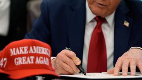 Donald Trump firmó orden ejecutiva para penalizar a las ciudades santuario