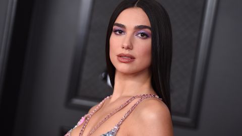 Dua Lipa se llevó miles de elogios al lucir sus encantos con un bikini rojo.