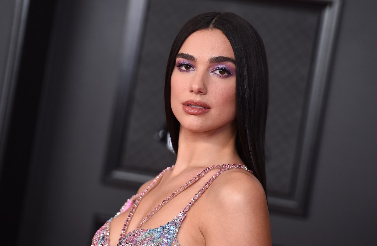 Dua Lipa roba miradas mostrando su figura en diminuto bikini rojo