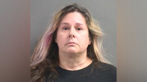 Foto policial de Kymberlee Schopper, la mujer de Florida arrestada por vender restos humanos.