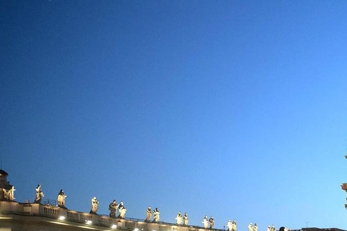 El público hace fila para rendir homenaje al difunto papa Francisco durante su velatorio en la Basílica de San Pedro, Ciudad del Vaticano, el 23 de abril de 2025.