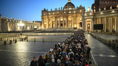 El público hace fila para rendir homenaje al difunto papa Francisco durante su velatorio en la Basílica de San Pedro, Ciudad del Vaticano, el 23 de abril de 2025.