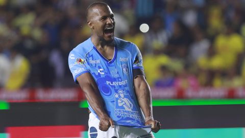 Salomón Rondón festeja tras marcarle a América.