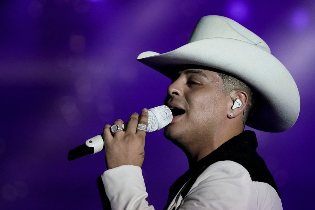 Eduin Caz anuncia que Grupo Firme dejará de tocar corridos en sus conciertos