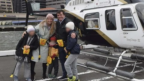 Agustín Escobar, su esposa Mercè Camprubí Montal y sus tres hijos antes de abordar el vuelo fatal en NYC.
