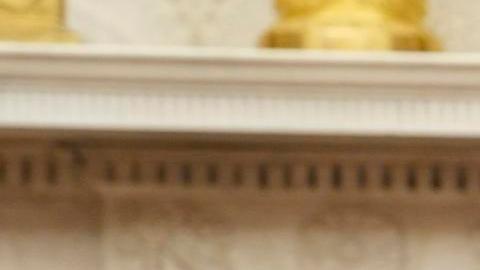 El presidente de Estados Unidos, Donald Trump, habla durante su reunión con el primer ministro israelí, Benjamin Netanyahu, en la Oficina Oval de la Casa Blanca en Washington, DC, EE.UU., 07 de abril de 2025.