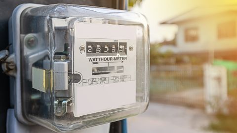 factura-de-electricidad-ahorro-finanzas-personales-abril-2025