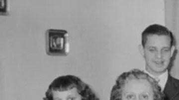 Jorge Mario Bergoglio con sus padres, abuelos y hermanos.