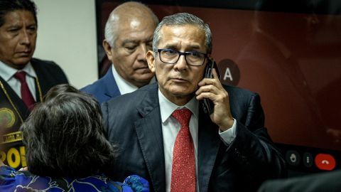El expresidente de Perú Ollanta Humala (d) es retirado de la sala de audiencia, tras oír su sentencia este martes, en Lima (Perú).