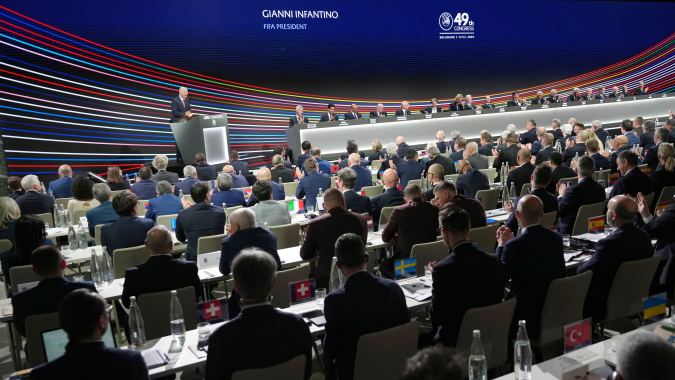 El presidente de la FIFA, Gianni Infantino, se dirige a los delegados del 49.º congreso ordinario de la UEFA en Belgrado, Serbia, el jueves 3 de abril de 2025. (Foto AP/Darko Vojinovic)