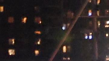 Equipos de emergencia retiran el helicóptero que se estrelló el jueves en el río Hudson con el fallecimiento de una familia de cinco españoles más el piloto que los transportaba.