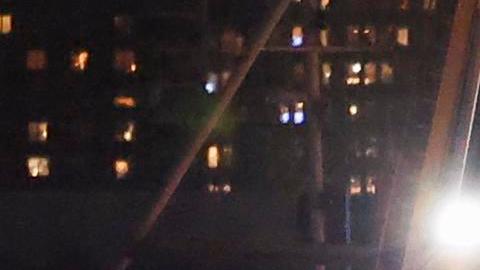 Equipos de emergencia retiran el helicóptero que se estrelló el jueves en el río Hudson con el fallecimiento de una familia de cinco españoles más el piloto que los transportaba.