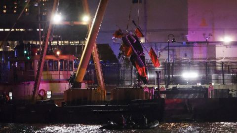 Equipos de emergencia retiran el helicóptero que se estrelló el jueves en el río Hudson con el fallecimiento de una familia de cinco españoles más el piloto que los transportaba.