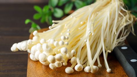 Algunos paquetes de hongos dieron positivo para Listeria en pruebas de laboratorio realizadas por las autoridades sanitarias del estado de Nueva York.