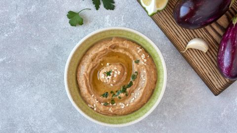 Una receta fácil y deliciosa combinando berenjena y garbanzos.