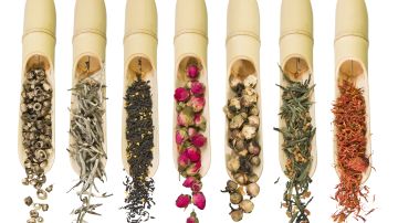 Aprende a preparar una infusión con hierbas aromáticas para refrescar el aliento y otros beneficios.