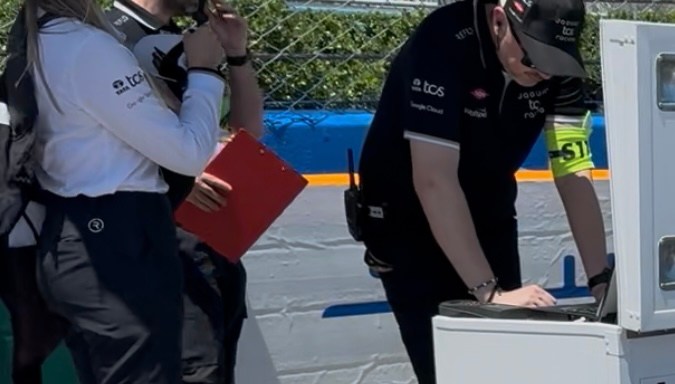 El monoplaza del equipo TCS Jaguar del neozelandés Mitch Evans antes de inicio de la carrera en Homestead.