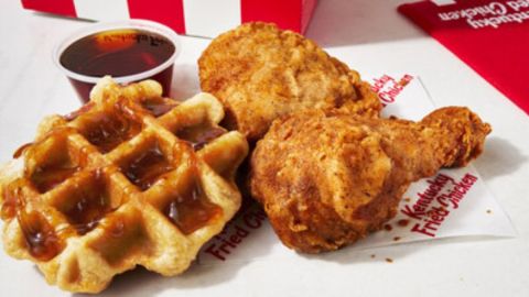 Regresa al menú de KFC el pollo con waffles con tres ofertas.