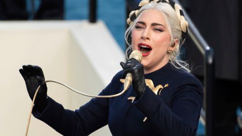 Lejos de mostrarse perturbada, Lady Gaga actuó con rapidez y destreza.