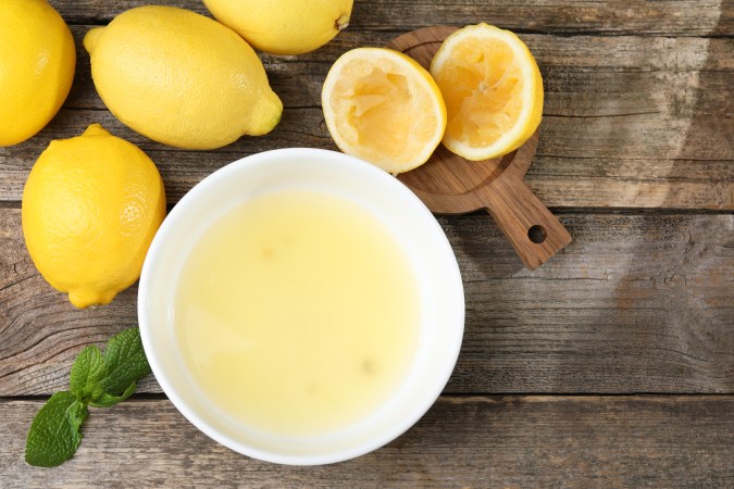 El limón es un diurético natural y tiene el efecto de ayudar a quemar grasa.