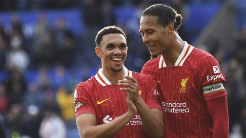 Trent Alexander-Arnold y Virgil van Dijk celebran tras la victoria del Liverpool.