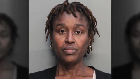 Foto policial de Gina Emmanuel, la madre adoptiva de Florida condenada.