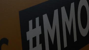 Asistentes al Mutua Madrid Open abandonan las instalaciones de la Caja Mágica debido al apagón registrado este lunes.