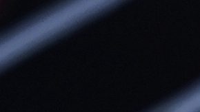 Manuel Ugarte y Bernardo Silva disputan un balón en el aire.