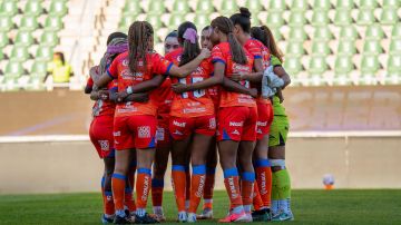 Jugadoras del Mazatlán femenino durante el partido correspondiente a la jornada 15 del torneo Clausura 2025 de la Liga BBVA MX Femenil, entre las Cañoneras del Mazatlán FC y las Centellas del Necaxa.