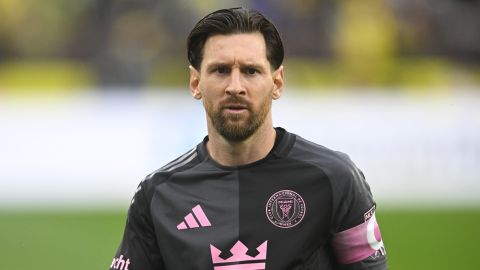 El argentino Lionel Messi camina sobre la cancha durante el encuentro de la MLS, ante el Columbus Crew.