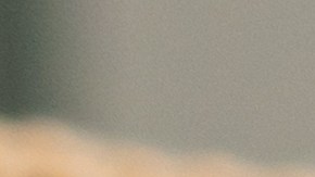 Marie Kondo, autora del método japonés, sugiere hacerlo en tercios, de modo que cada prenda quede como un pequeño paquete compacto.