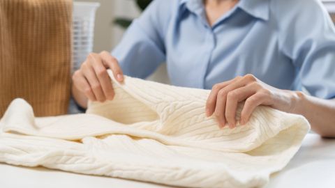 Marie Kondo, autora del método japonés, sugiere hacerlo en tercios, de modo que cada prenda quede como un pequeño paquete compacto.