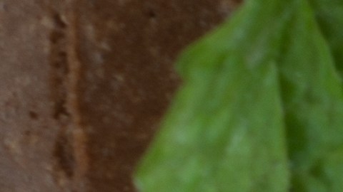 Derretir el chocolate y luego batir en baño de María invertido hace que adquiera una consistencia cremosa.