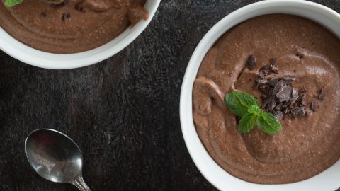 Derretir el chocolate y luego batir en baño de María invertido hace que adquiera una consistencia cremosa.