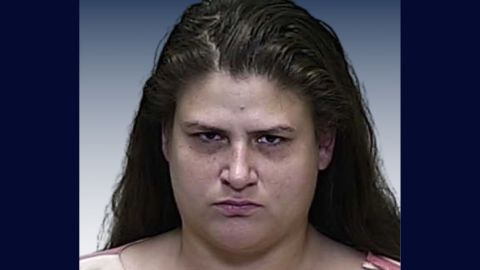 Foto policial de Christina Anne Adams, condenada en Florida por asesinar a su padre e intentar matar a su madre.
