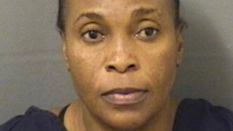 Foto policial de Celie Placius, la mujer de Florida acusada de quemar a una niña.